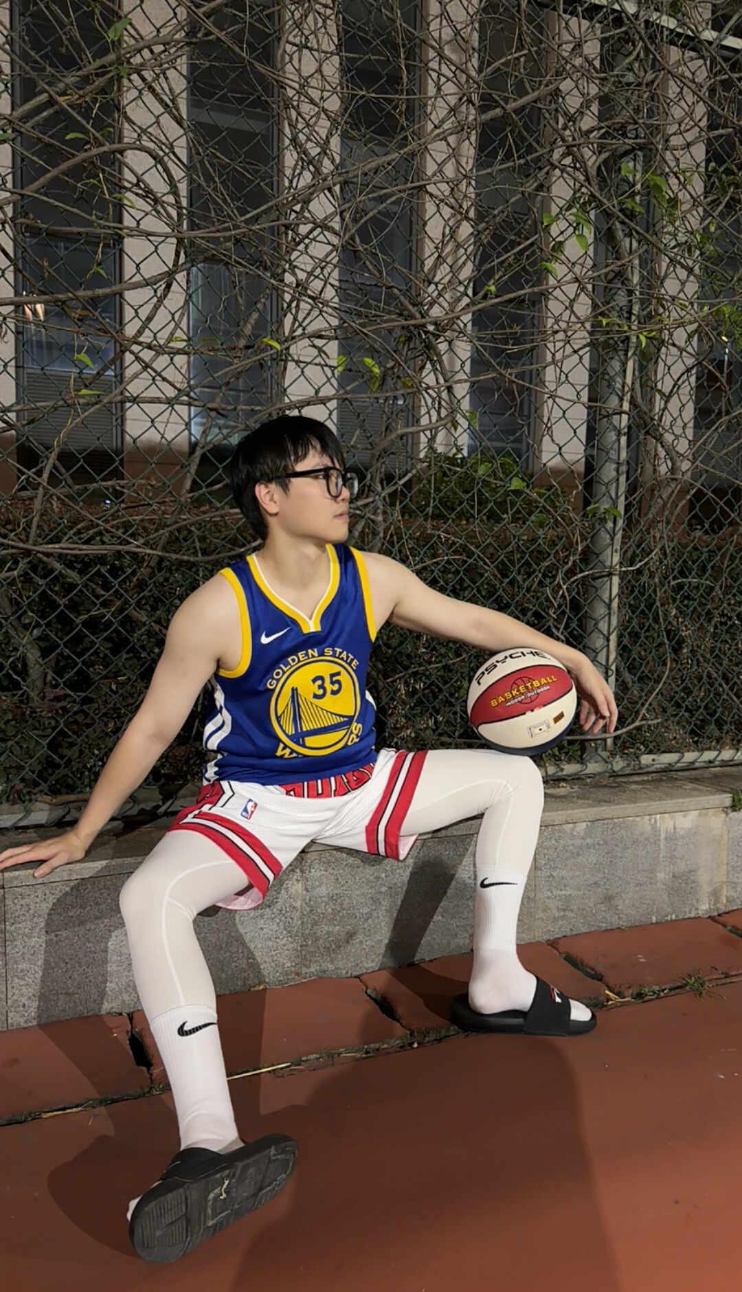 来，和我一起打球🏀
篮球需要沉淀 一起打球吗 球搭子 走啊打球去 篮球男孩 打