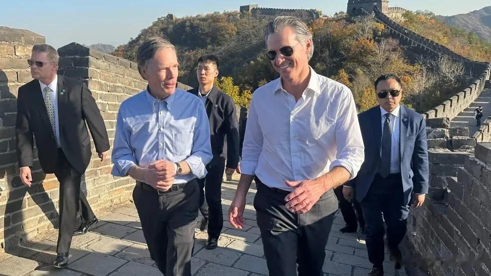 美国驻华大使伯恩斯陪同加州州长纽森游览长城 ​​​。中国越成功，美国就会越成功，