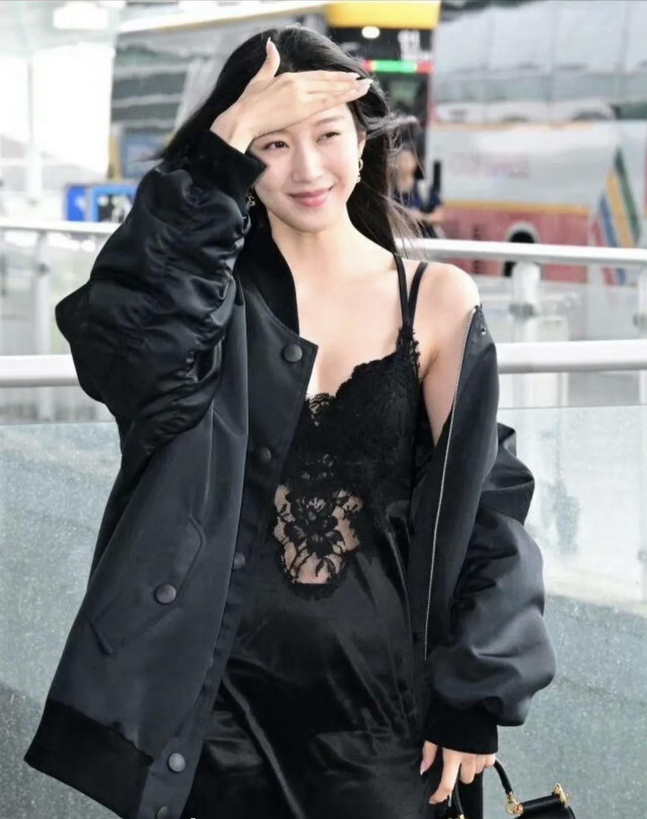 文佳瑛穿内衣样式的睡衣走机场了

然后被一通骂

我只能说:心里脏看什么都是脏的