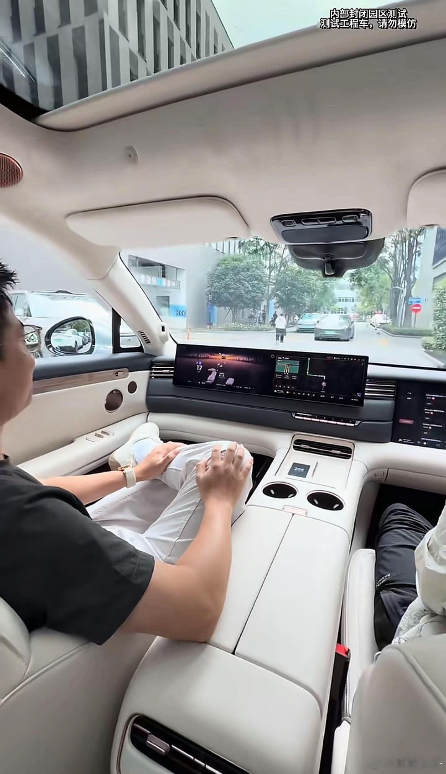 虽然但是…连个盘子都不给我是真不敢坐[裂开]怀疑自己像“接受不了新能源车”的老古