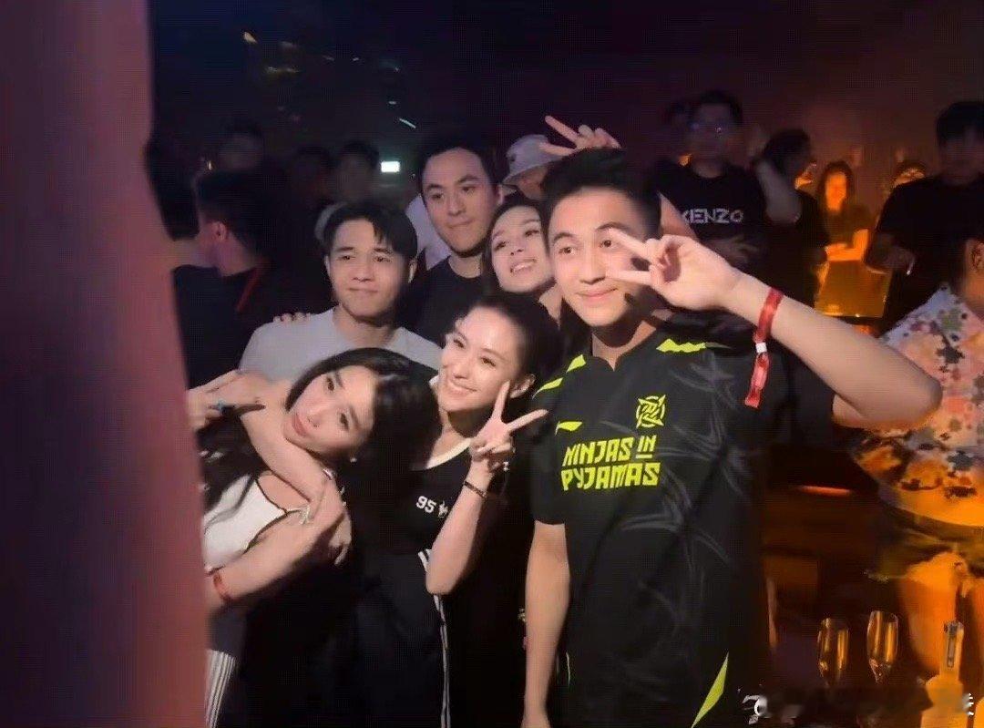 #赌王三房四房子女聚会##新浪娱乐[超话]# 父亲不在了，财产也划分好了，大家也