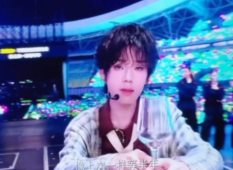 王橹杰五公中控王橹杰和他的碧海合影🩵 