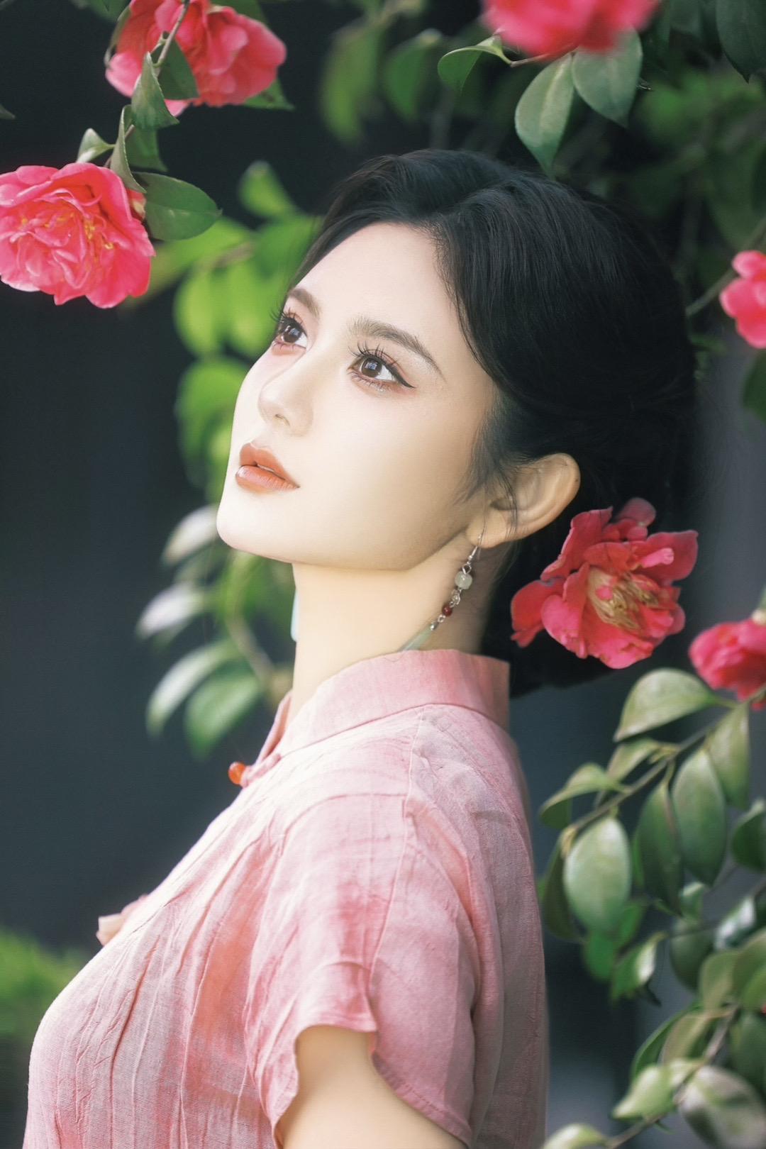 忽惊春到小桃枝。摄/后：我