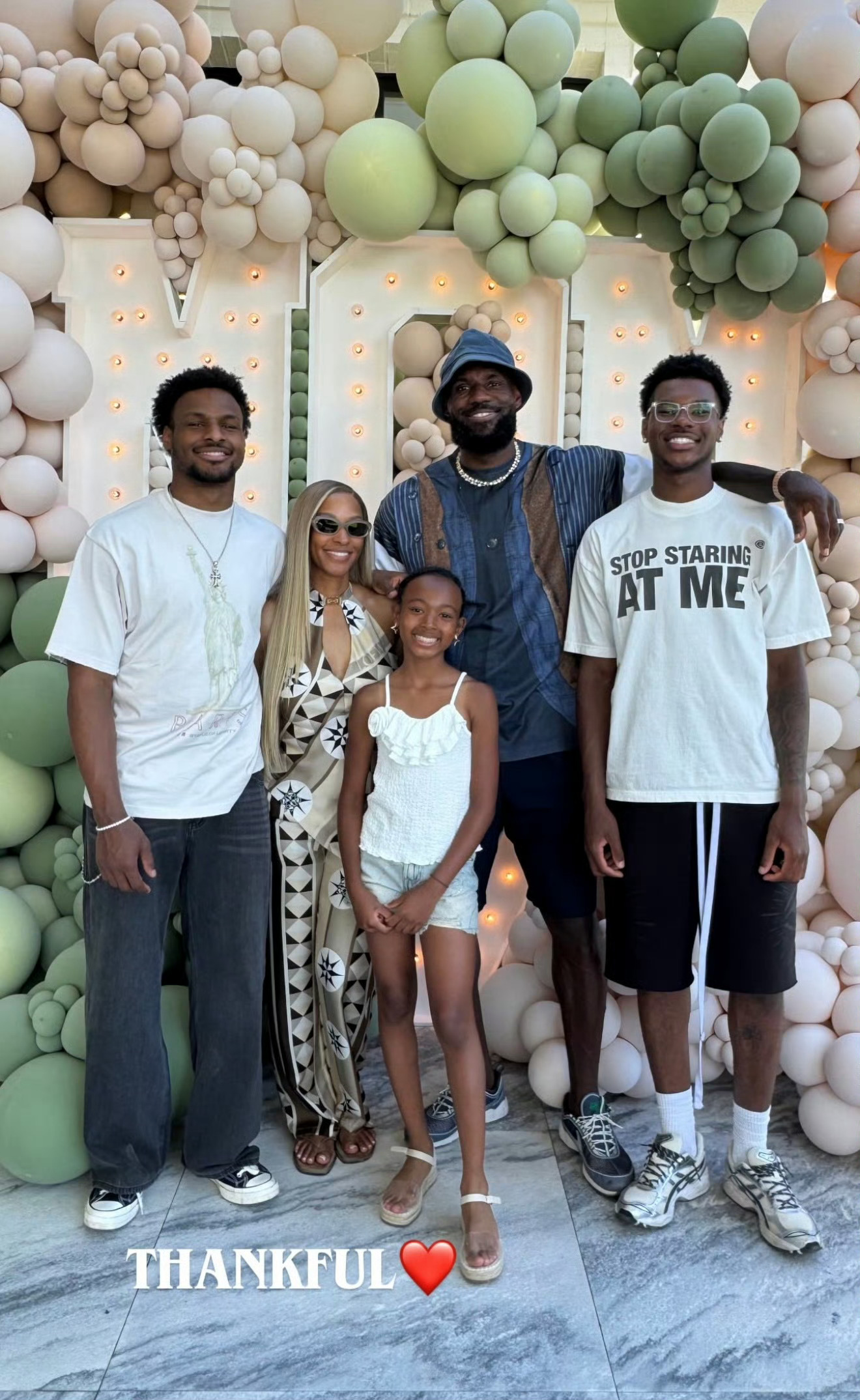 詹姆斯小儿子Bryce 更新社媒：祝大家感恩节快乐！ 