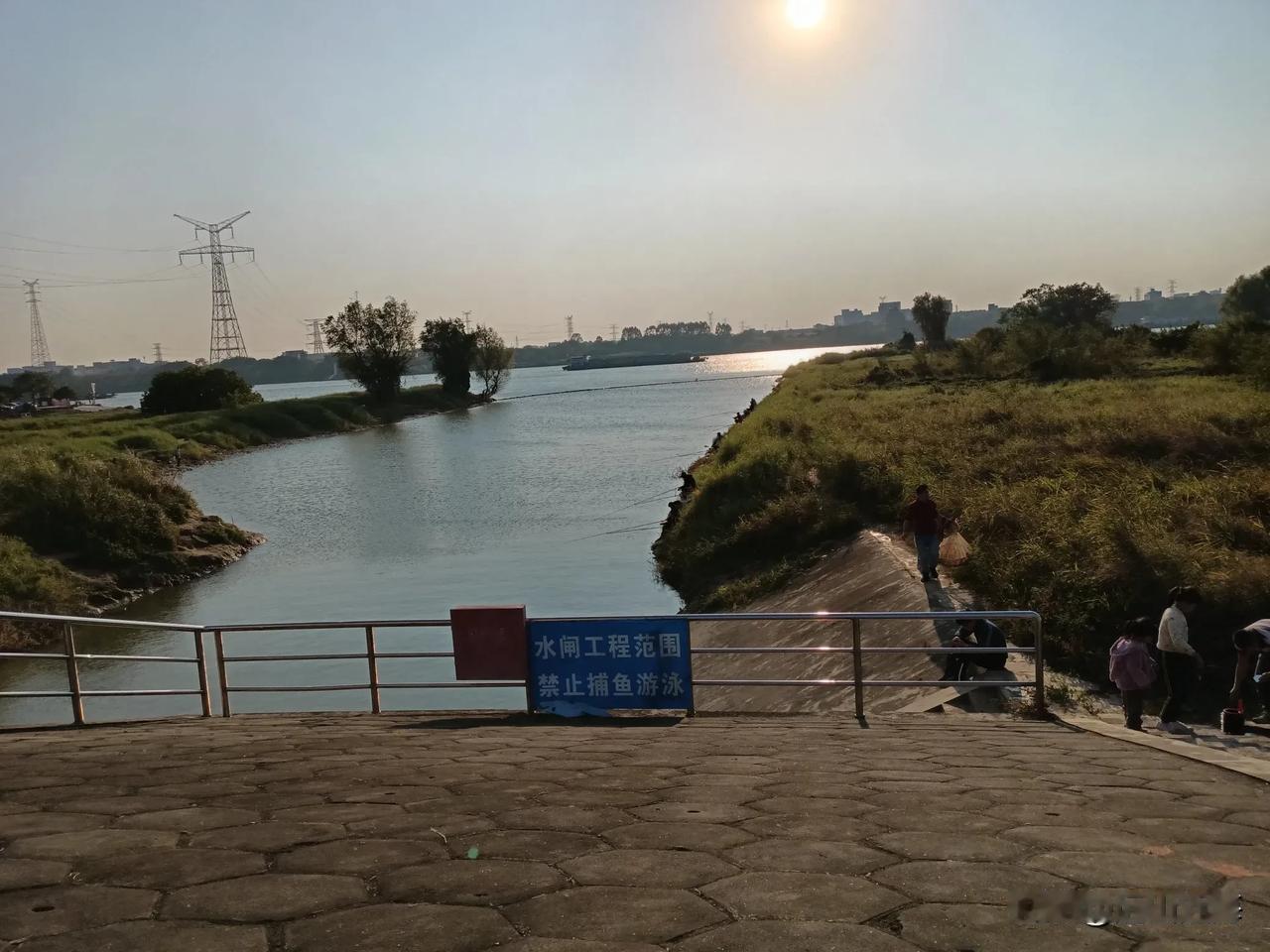 我最不怕死，现在直起腰来勇敢面对死亡，殡葬费由国家兜底，很多基础服务免费，死得起