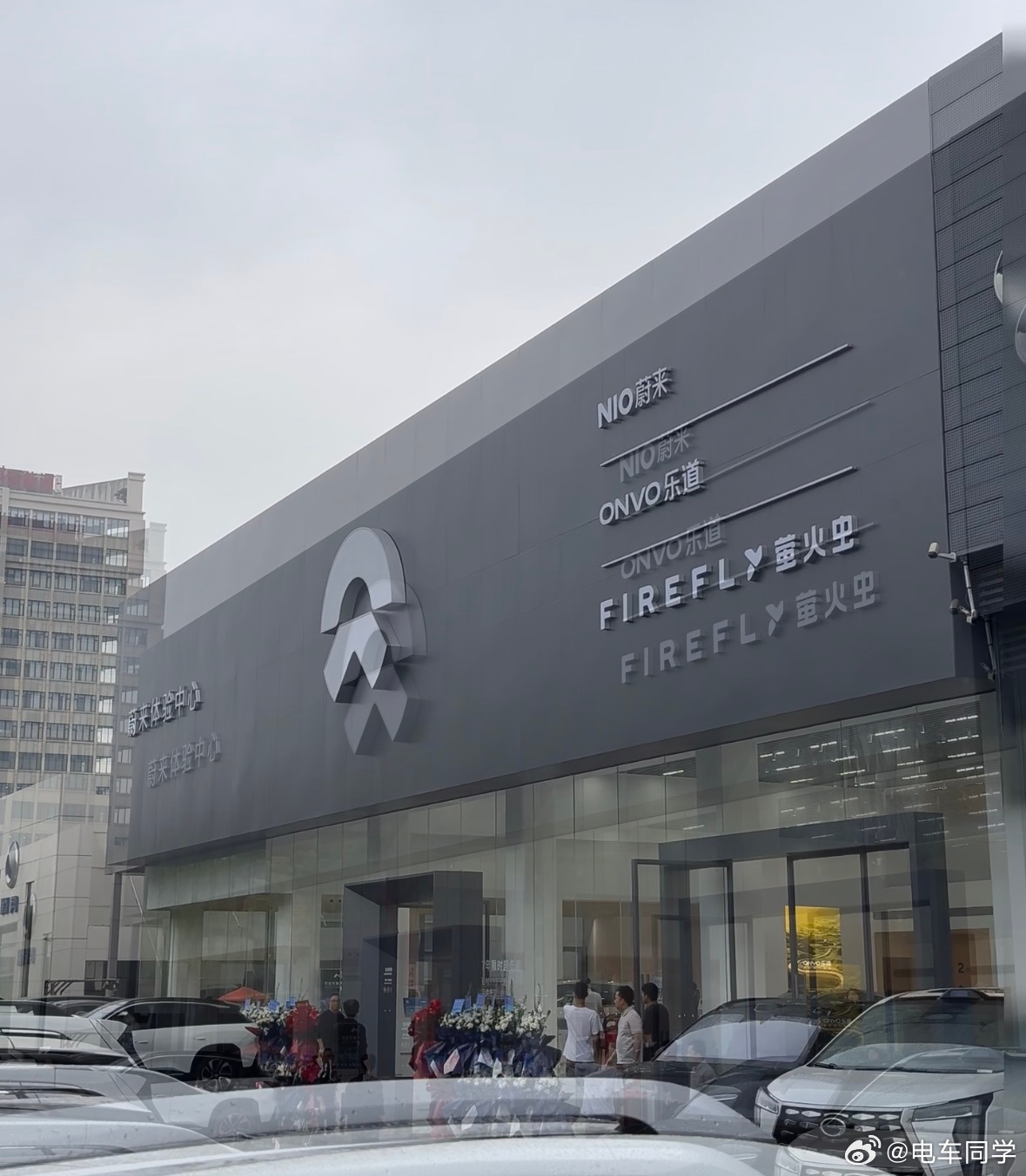 蔚来这种三品牌大店还挺有气势的！ 