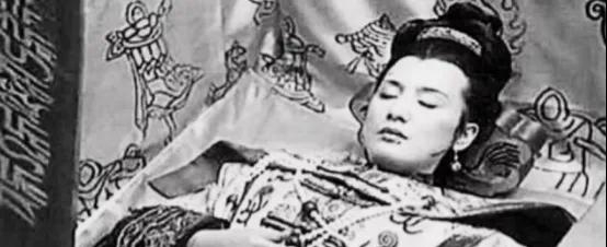 1972年，考古学家在内蒙古发现一座清朝古墓，他们将墓穴里的棺材打开后，所有人都