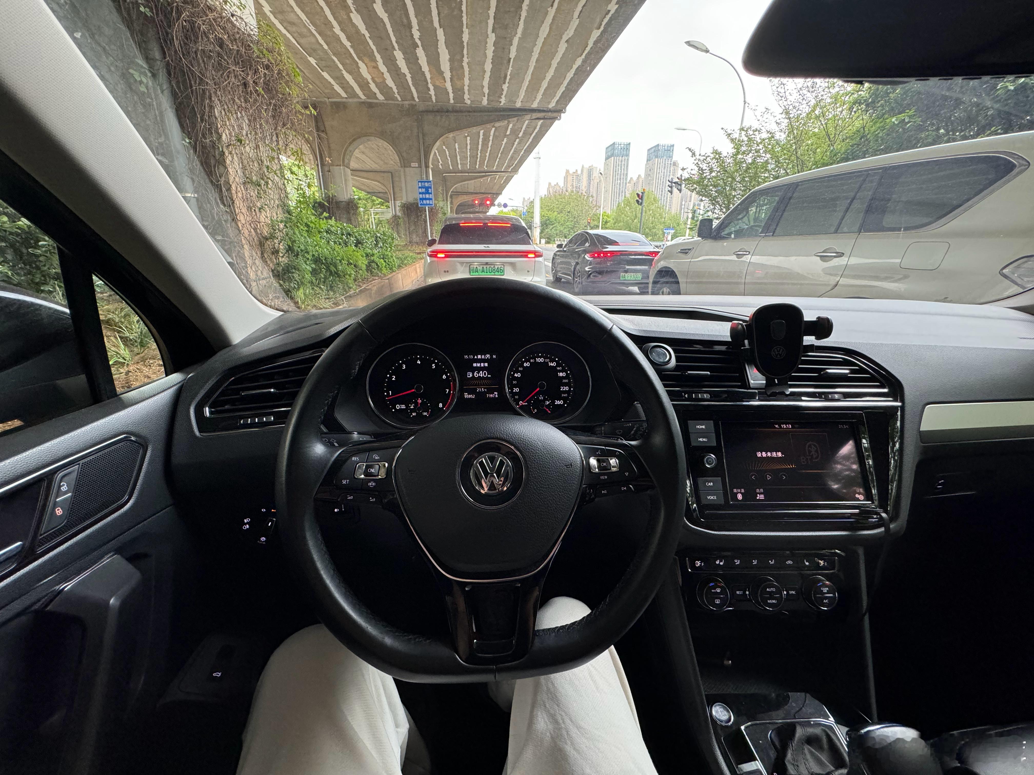 那些卖车的老板交车的时候没油也是苦恼像今天这台途观L 昨晚车主加了一整箱油非要找