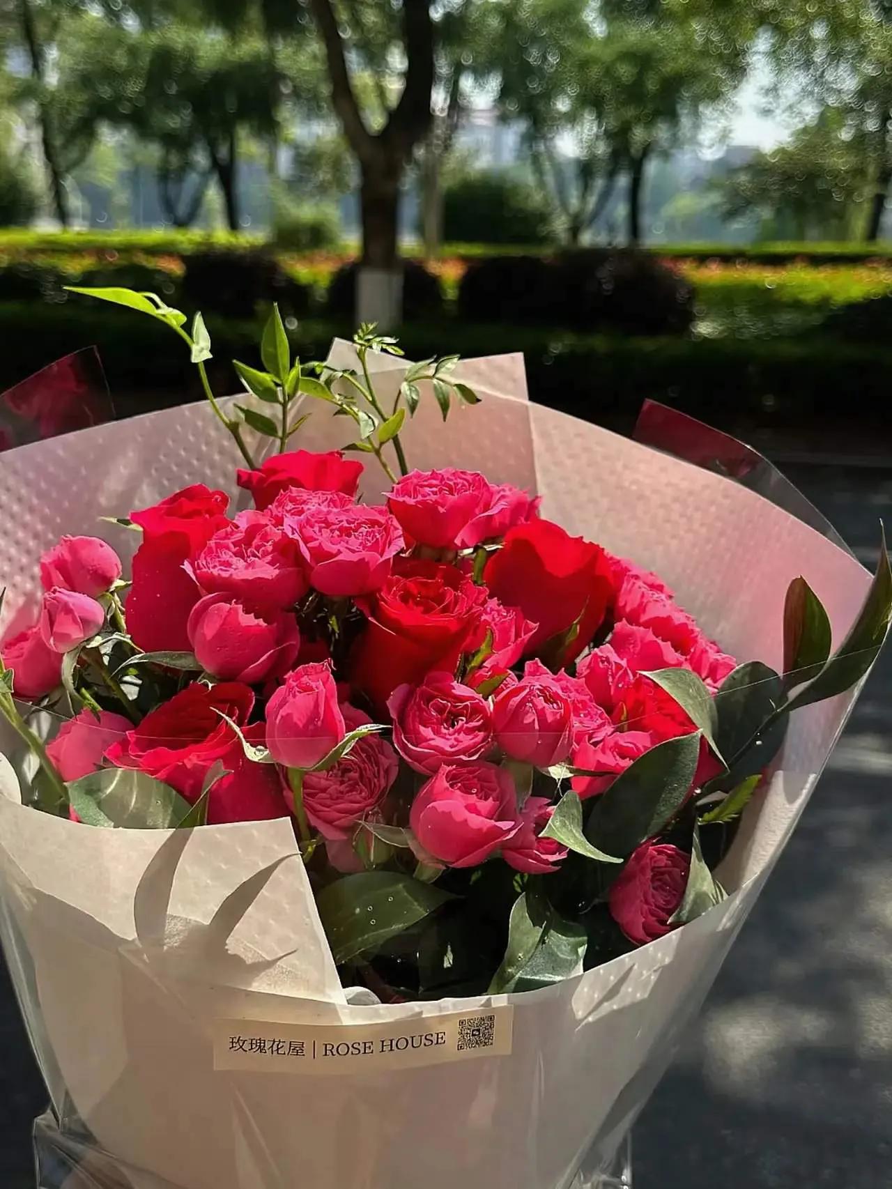 风过九月，桂子飘香。
点点花黄，也轻狂。
田野麦浪，一地金光。
农耕匆匆，尚锋芒
