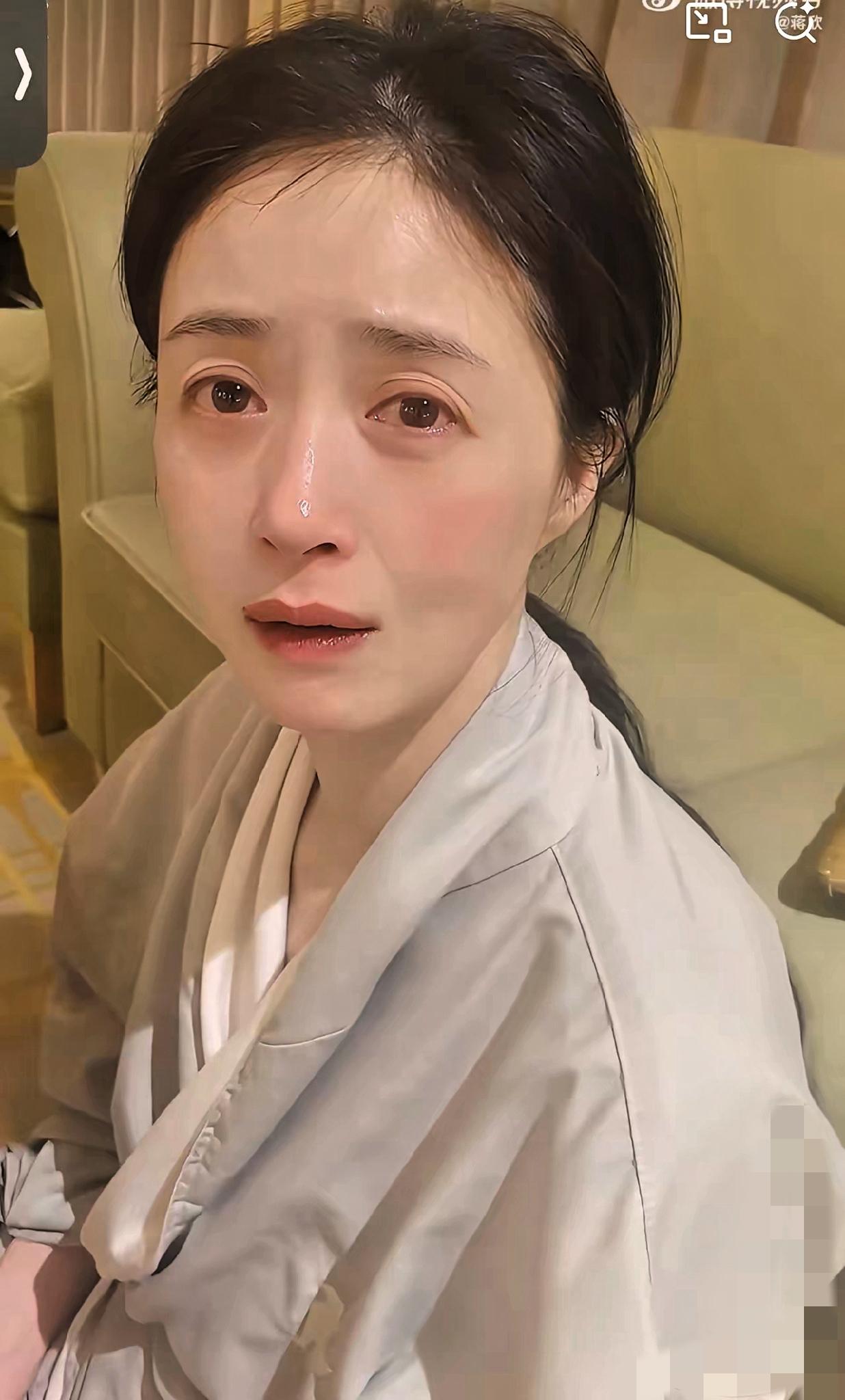 蒋欣深夜喝着小酒痛哭，原因居然是“没吃饱”，真的又心疼又好笑！
 
42岁的她1