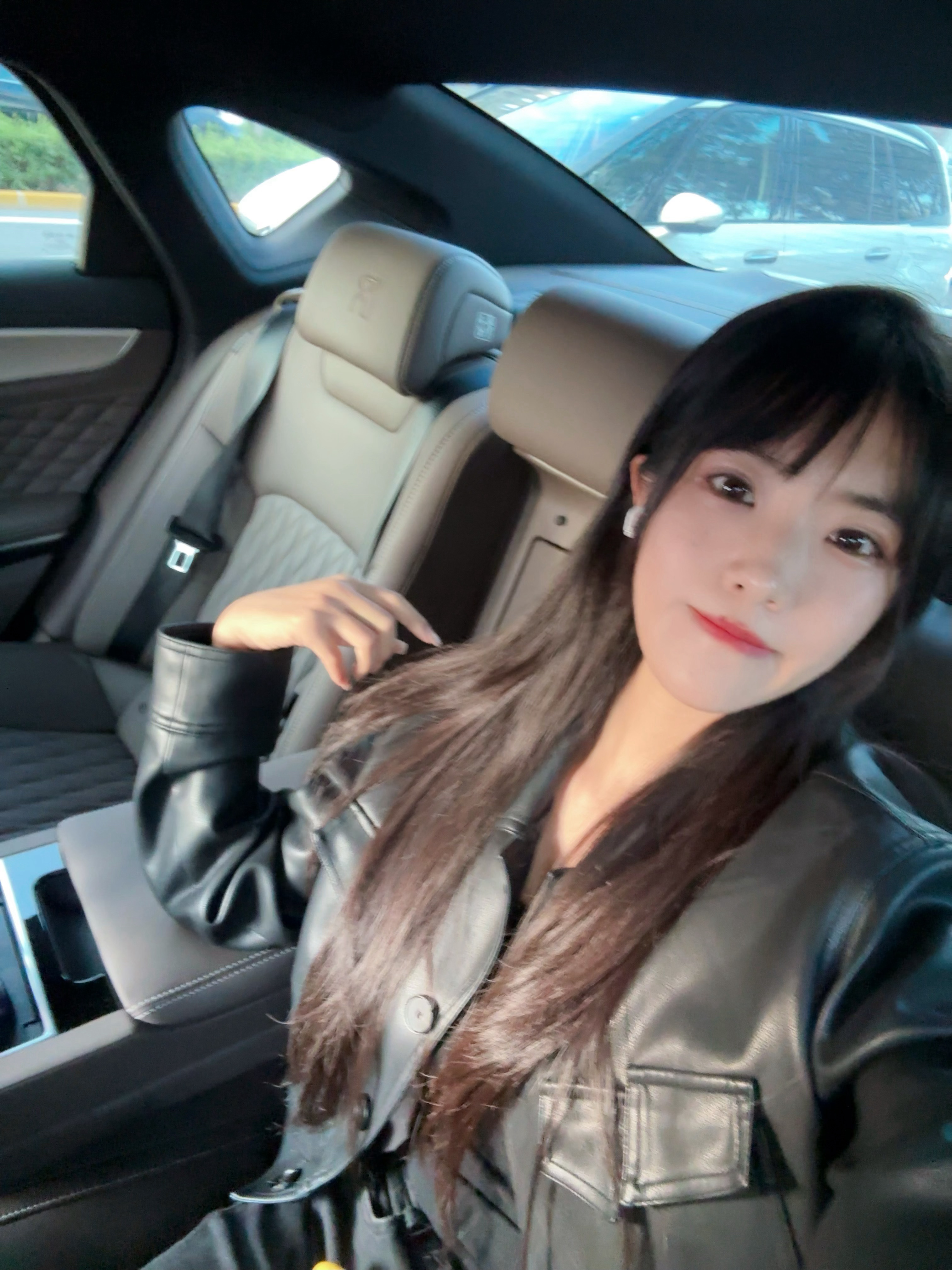 这个季节的北京也太舒服了吧～忙完就赶紧出来吃今天的第一顿正经饭！我超爱的Waga