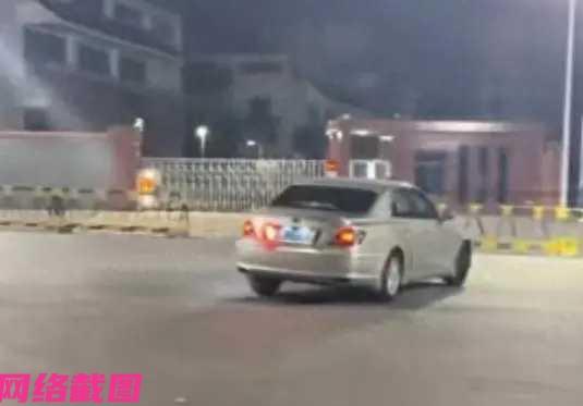 广西玉林有男子，竟选择在高考前夜还来高考考点外开车玩飘移，这是不知道这里是高考考