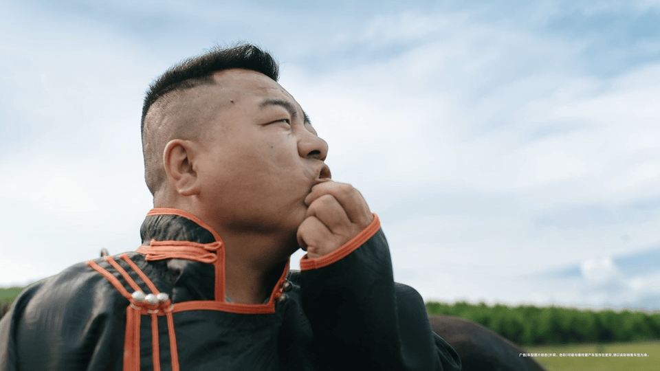 余承东看见比马背上更辽阔的草原余承东首次拍摄广告片别人还在格子间“搬砖”，余承东