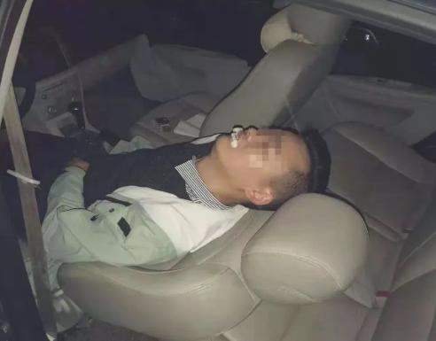 浙江东阳，33岁的男子，在母亲长眠的公墓旁，在车里结束了生命。而悲剧的开始，以为