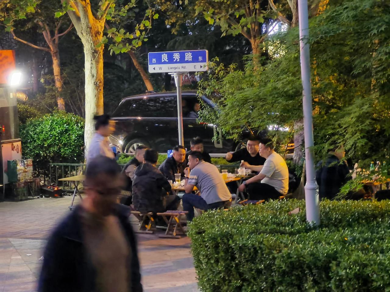 舜耕路/良秀路路边烧烤店突然间异常火爆。