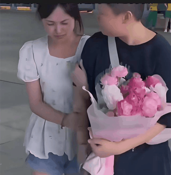 湖南，一男孩考上大学却没钱去读，没想到女友叫他别放弃，她打工供他读书，4年后，男