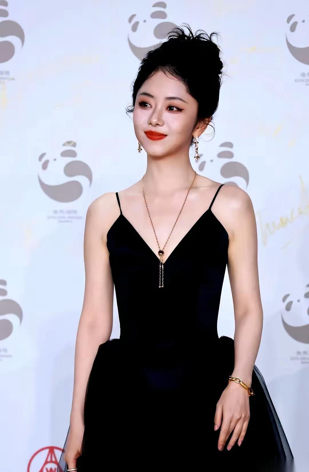 我以前真傻。还以为谭松韵不签公司，是图个清净，不想被人管。今天我才琢磨过味儿来。