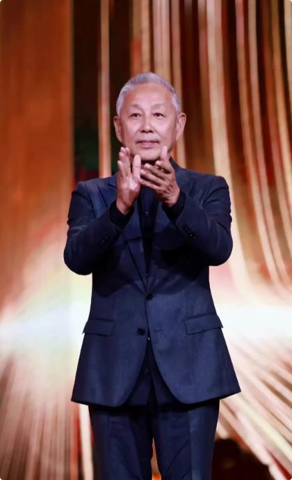 陈道明说：“年轻的时候，觉得婚姻是爱情。现在觉得，婚姻是陪伴。是你病了，有人给你
