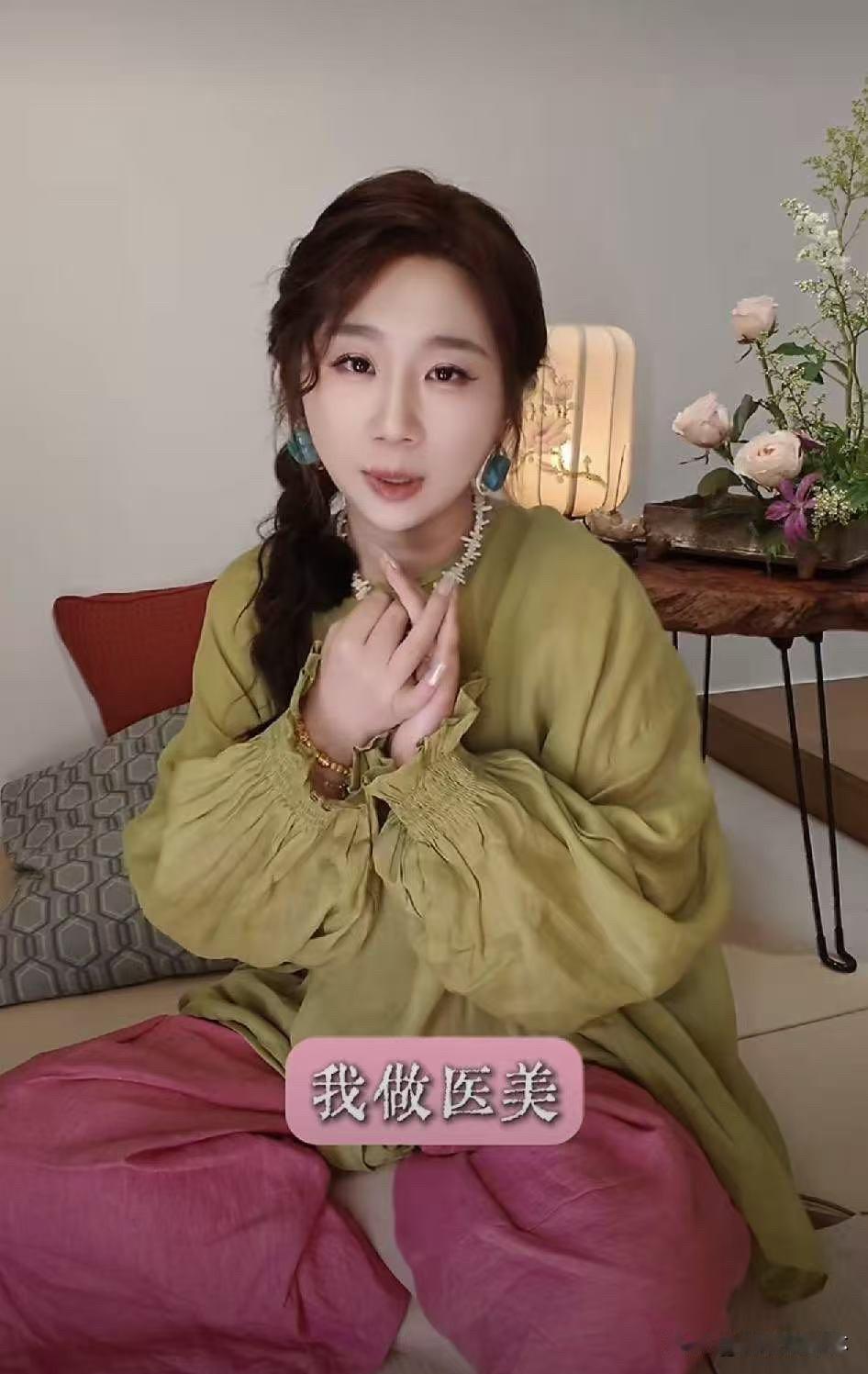 傅首尔真是把"不装"俩字焊在脸上了。

昨天她发了条视频，
直接把全网吹了两年的
