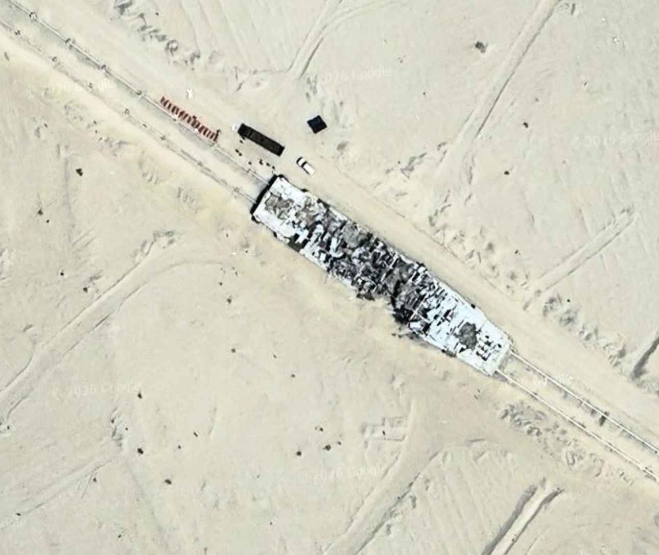 中国在沙漠中间建造了一个完整的🇺🇸美国航母打击群 —— 用于高超音速反舰导弹