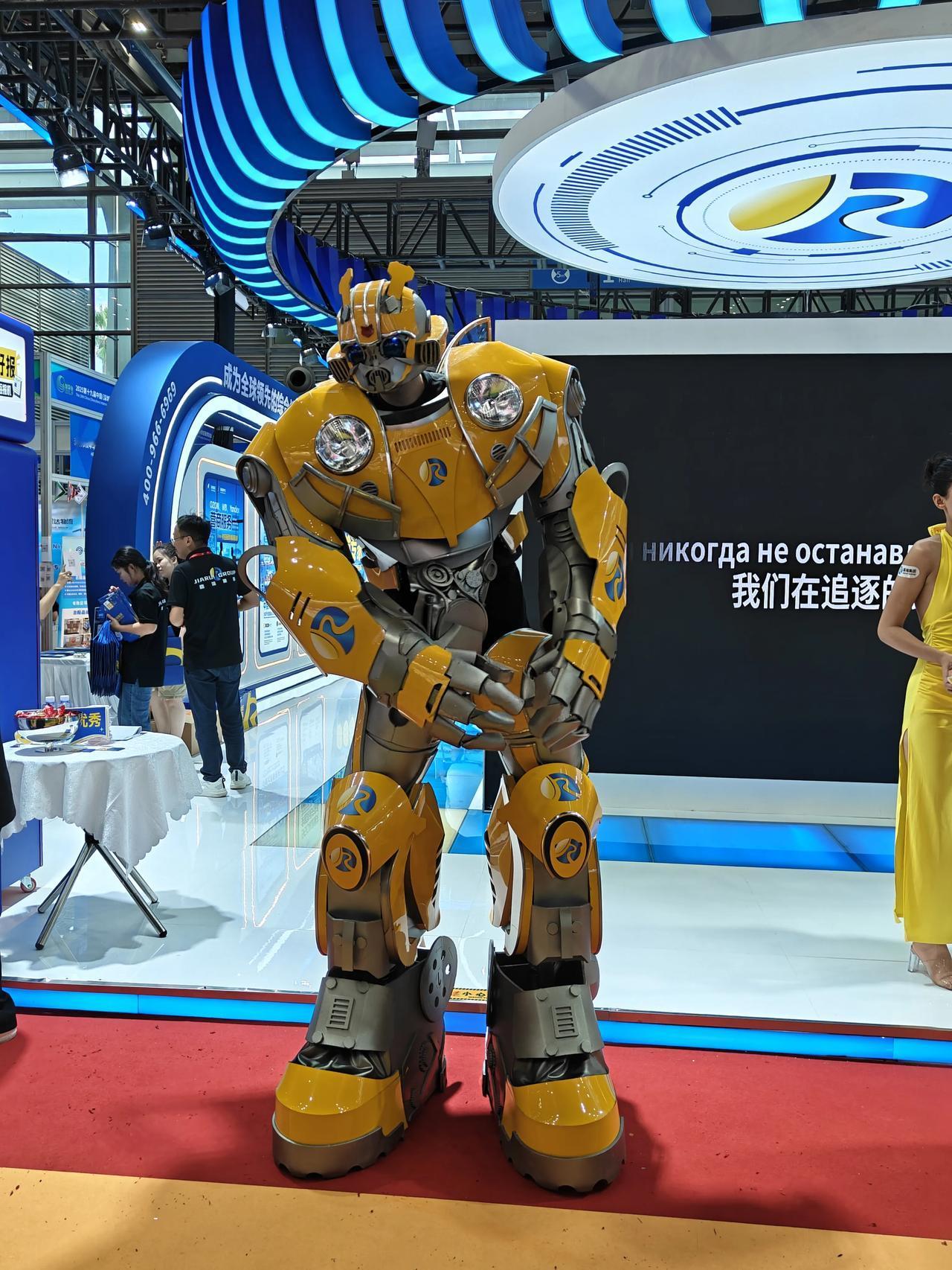 深圳国际物流展会现场精彩纷呈。既有充满科技感的变形金刚造型吸引眼球，又有身着汉服