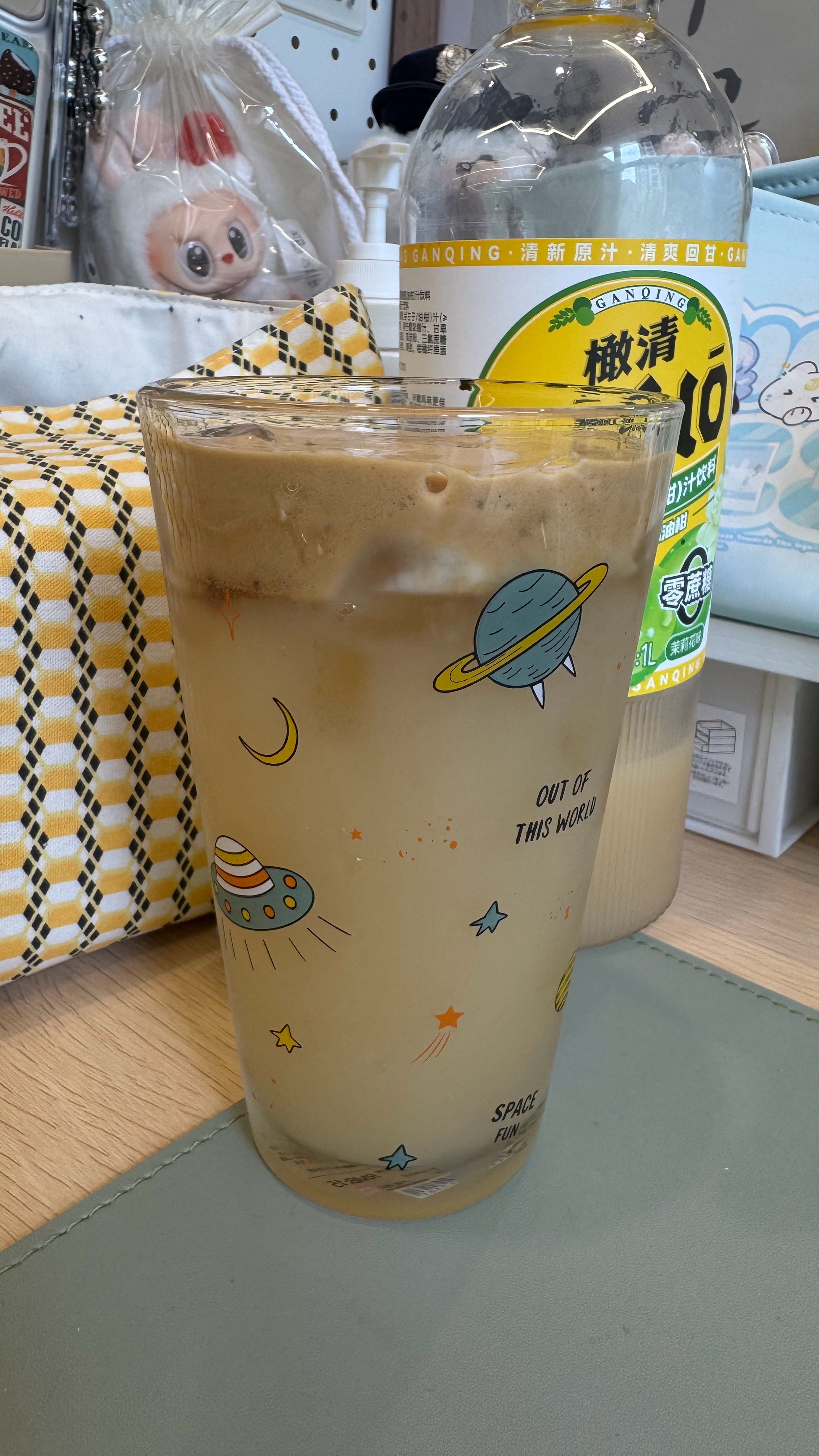 橄清品牌代言人魏哲鸣天气不错适合喝橄清！ 
