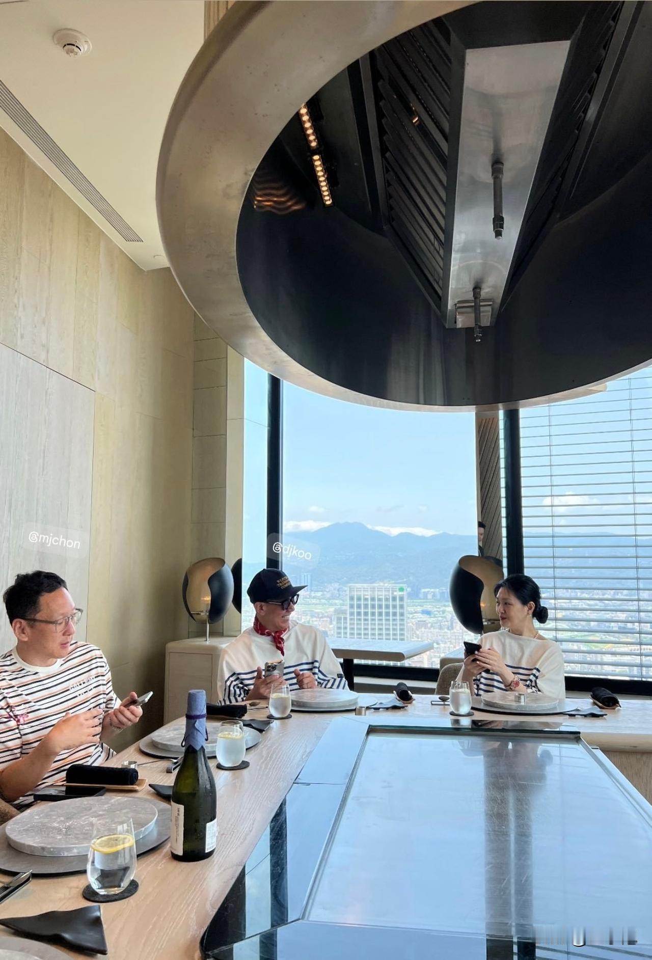 难得一见！大S终于跟具俊晔出门秀恩爱啦！
具俊晔在台北举办自己的专场DJ秀，自己