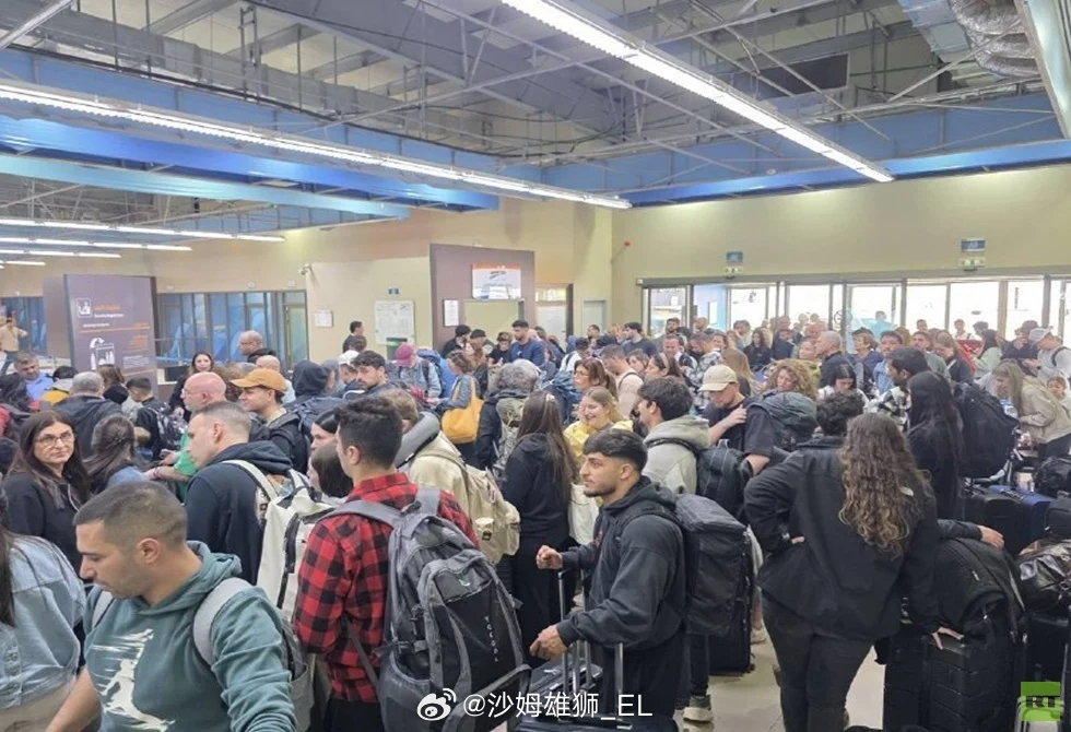 约旦当局临时取消一批前往欧洲和东南亚的航班的起飞许可后，大批试图通过约旦逃离中东