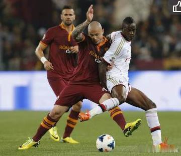 【意甲-AC米兰半场0-1落后罗马】4月26日，意甲第35轮先赛1场，AC米兰客