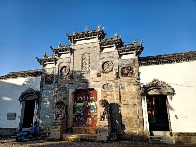 人民公社时期的原物已不多见。这是在丽水松阳县天后宫内发现的一个人民公社时期的门牌