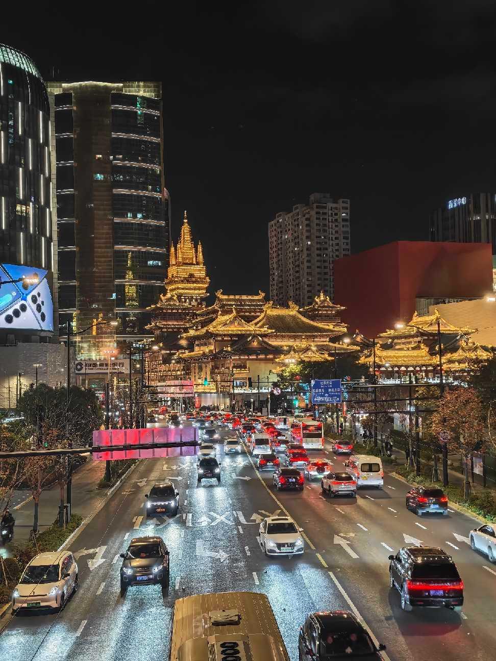 跨年文案旧年烦恼，一筷夹走；新年喜乐，满桌尽有。祝你我：吃好喝好，人好心好。 