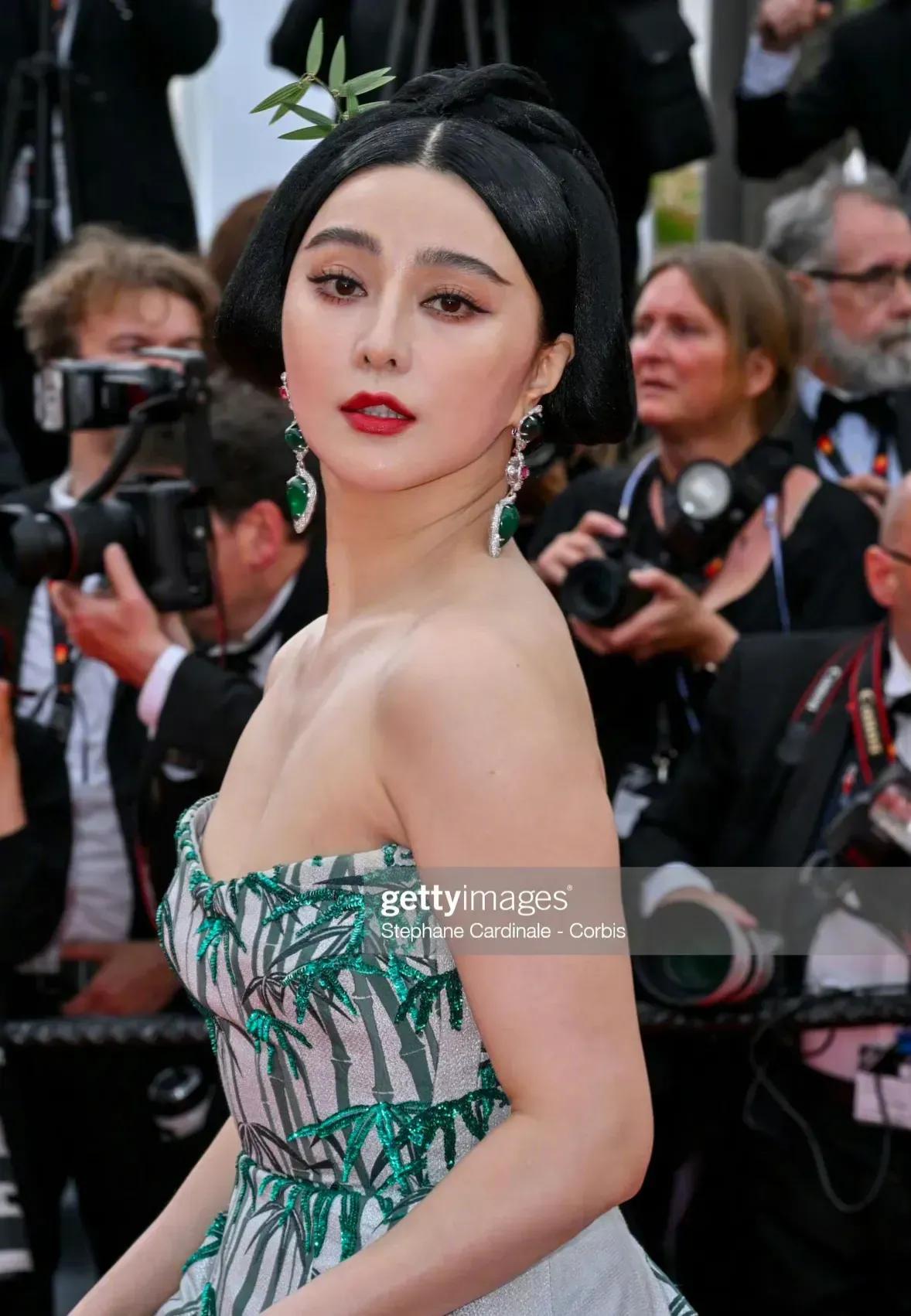 老了！确实是老了！脸上已经皱皱巴巴了，而且颈纹也十分明显，腰也粗了，不过，整个看