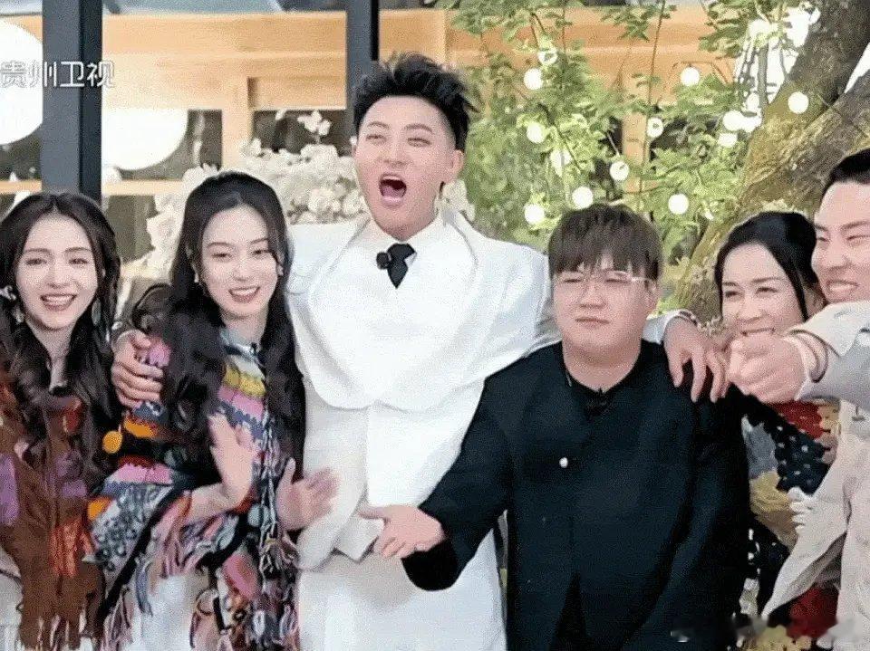 感觉他俩真的还挺稳定的，虽然网友开玩笑，但是感觉黄子韬和徐艺洋要是能幸福下去也挺