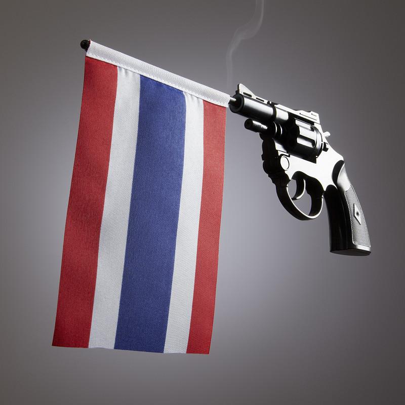 泰国这次因为校园枪击案直接宣布暂停发购枪许可证，还要求60天内提交枪支法修订草案