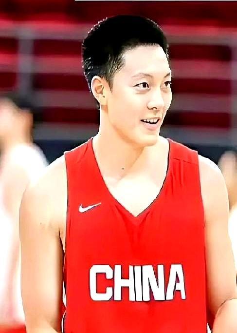 胡明轩居然落选中国男篮战日本的12人名单
 
随队飞冲绳却连上场资格都没
 
郭