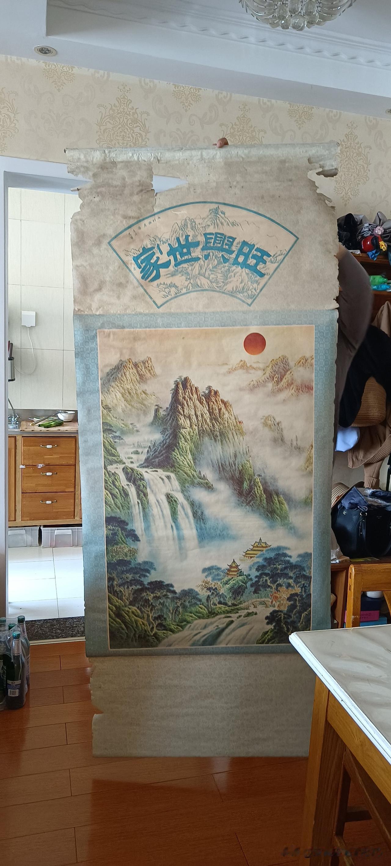 傻男人，色眯眯的看着我，神秘的对我说。他这一次下乡收古董，给我收来了一幅清明上河