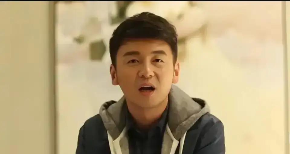 真朋友，是那个排练时跟你摔剧本的人。
上戏02级选班草，郭京飞第一个被踢出局。