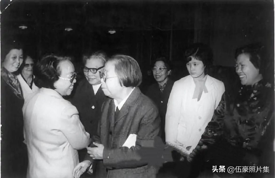 上世纪八十年代，邓颖超（右四）与康克清（右五）同前外交官袁晓园（左三）等交谈时的
