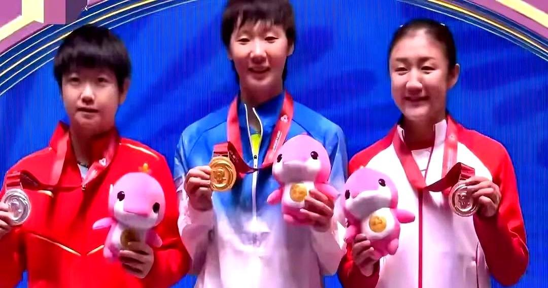 全运会她两次栽在同一人拍子下。

可转头又把人家连扫三站，剧情比决赛还刺激。
