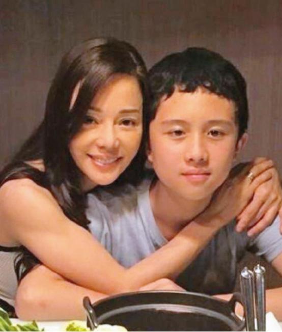 畸形的爱到底有多可怕？台湾女星狄莺，坚持母乳喂养12年，与儿子同床15年，就连儿