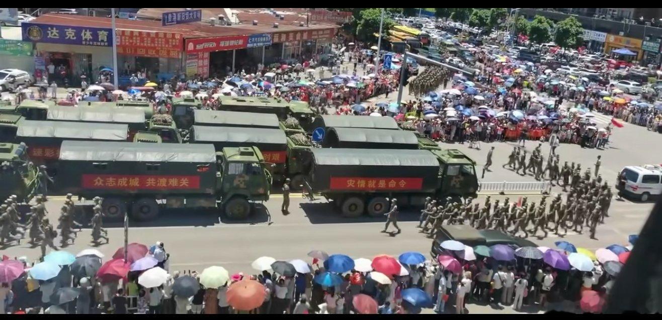 全城相送！洪水险情危难当前，人民子弟兵始终挺身在前扛起重任。不顾艰险守护广西百姓