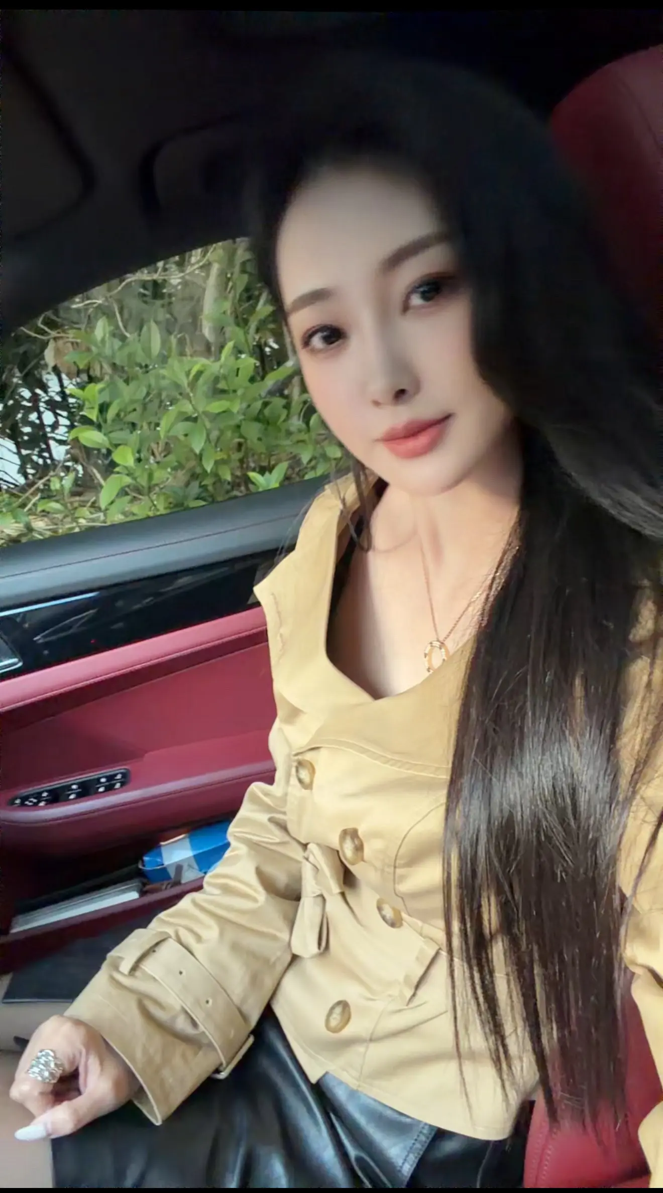 深知自己是朵难养的花倔强敏感拧巴，所以需要加倍的爱和耐心，爱人如养花，爱己应如己