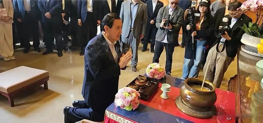 马英九在西安大慈恩寺的这一跪拜，显示了马英九是一个真诚的佛教信徒……！