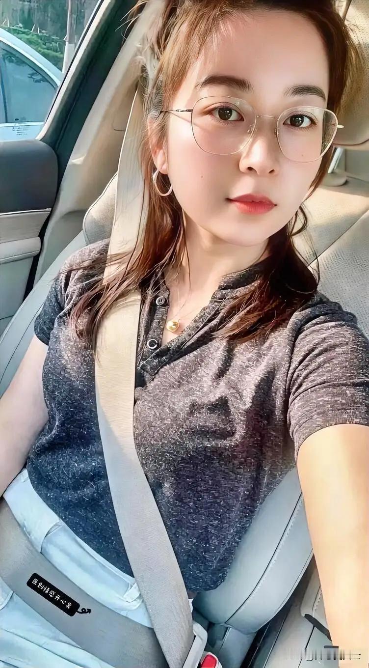 这话听着像感慨，其实骨子里带着一股"我替你着急"的劲儿。

38岁，年薪10多万