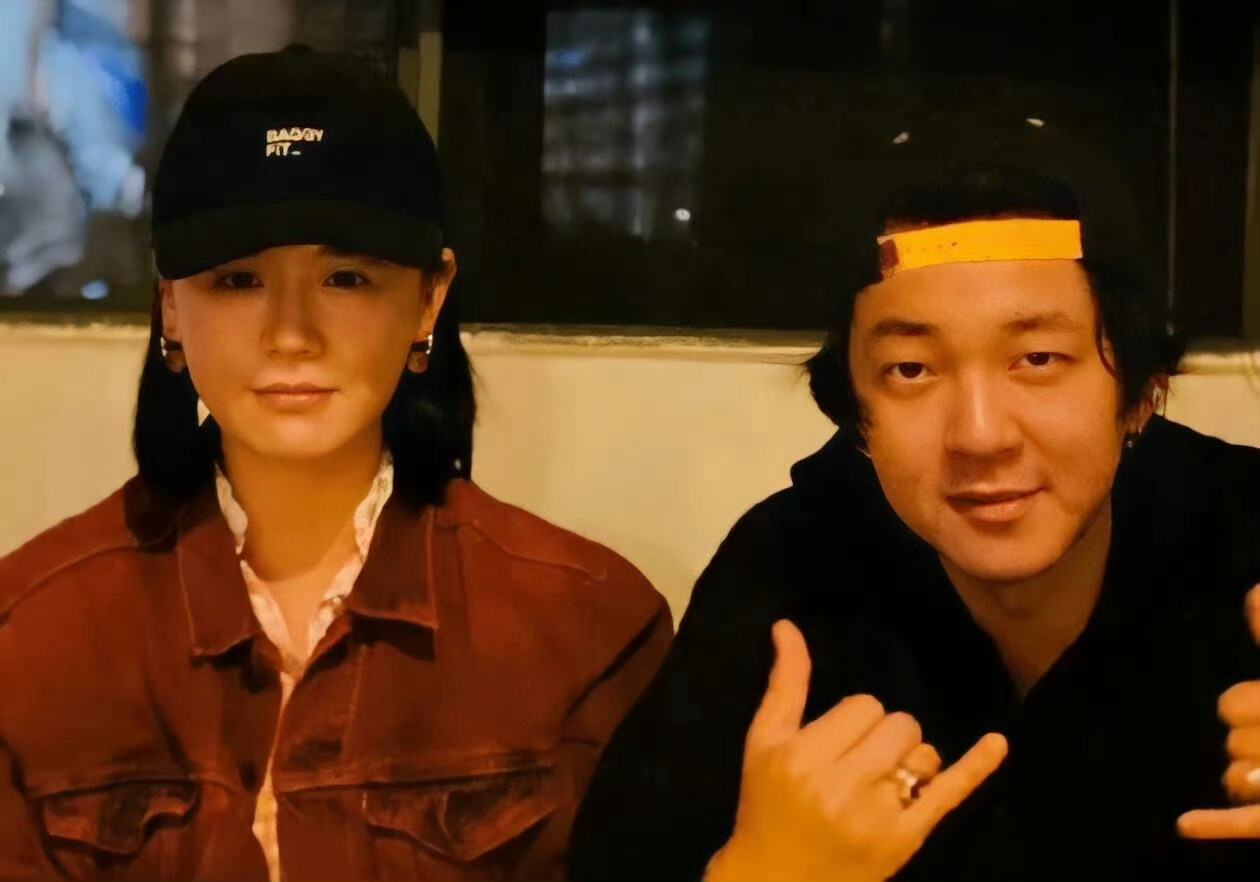 马思纯停车场等待男友张哲轩，两个人感情好好啊！！祝他们幸福！！ ​​​