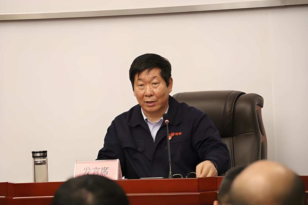 于光富，山东潍坊人，潍坊特钢集团原董事长、现任董事兼总经理。
他扎根钢铁行业多年