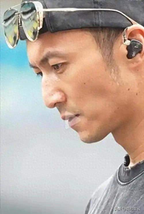 谢霆锋挥手示爱，王菲靠肩笑出双下巴，57岁活得太通透