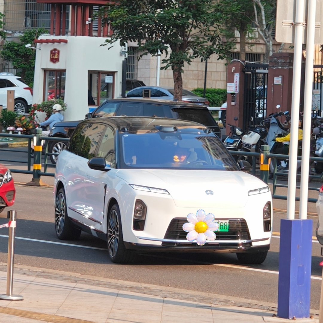 所以现在这是两大接娃神器了？我和前车此刻确实是来接娃的。。。期待我的后面来一台E