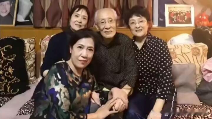 这是早些年相声表演艺术家常宝华和孩子们的一张珍贵合影，他讲的相声相声《帽子工厂》