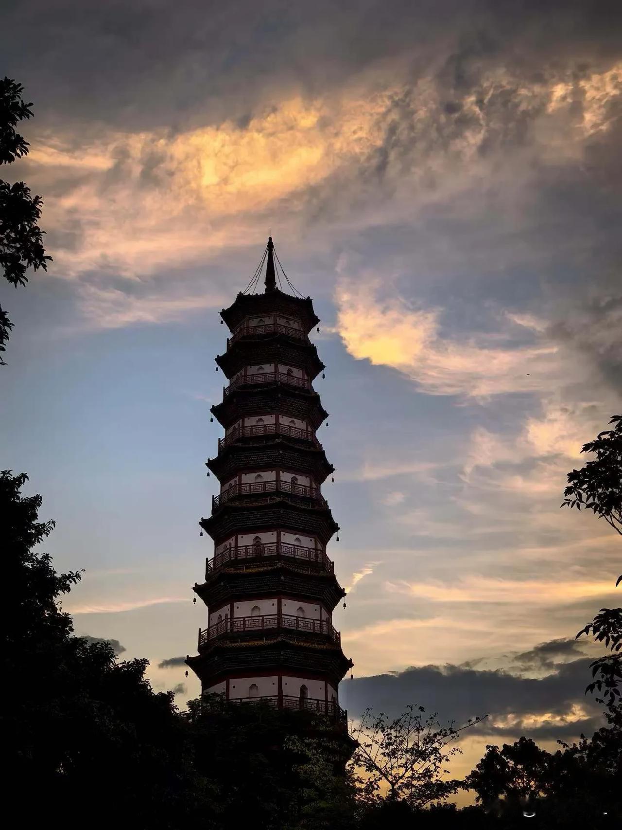 广州塔的夜色很撩人
秋日随手拍
傍晚时分，在家门外绕着新中轴线走走，整个天空美得